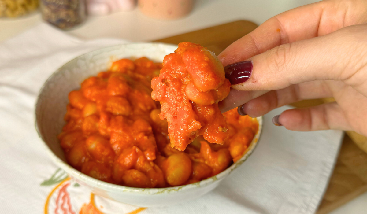 Fagioli con crema di peperoni e feta vegana