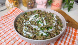 Lenticchie alla paprika con piselli, yogurt vegetale e prezzemolo fresco