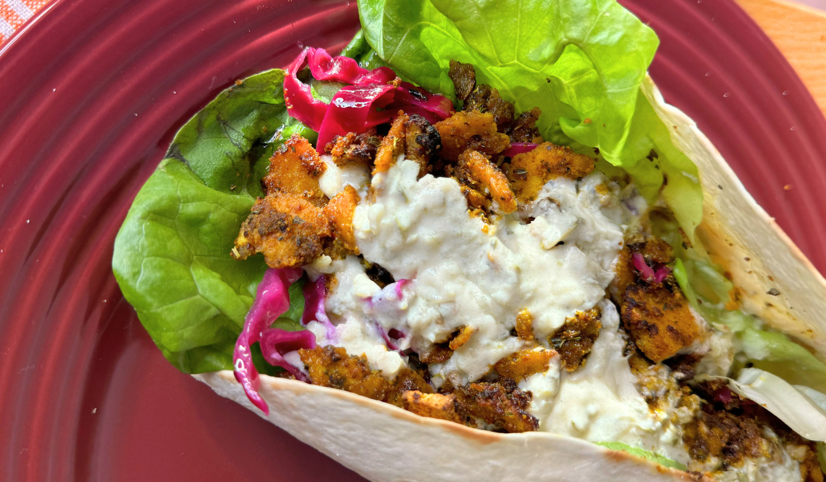 Piadina con tofu speziato cavolo viola, insalata e salsa tzatziki