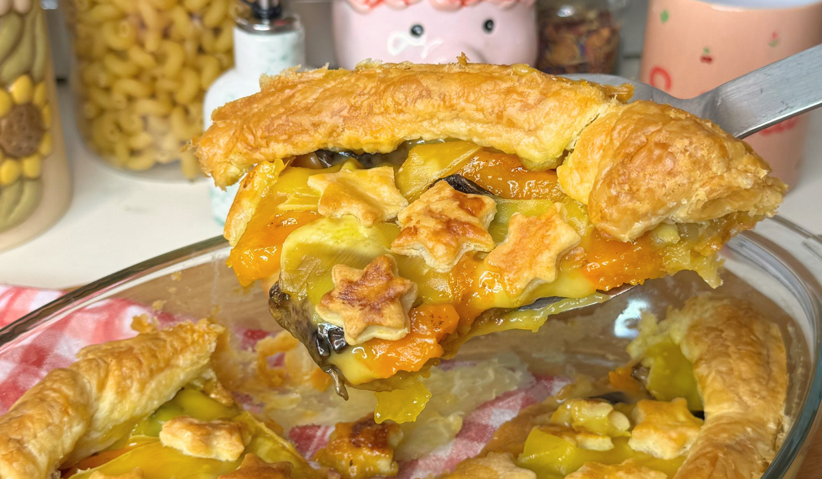 Torta salata vegana con zucca, funghi, formaggio e salame