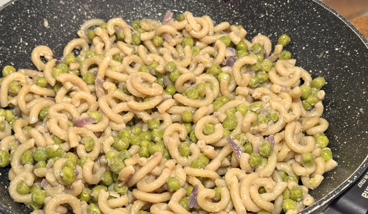 Gramigna cremosa con piselli e vino rosso