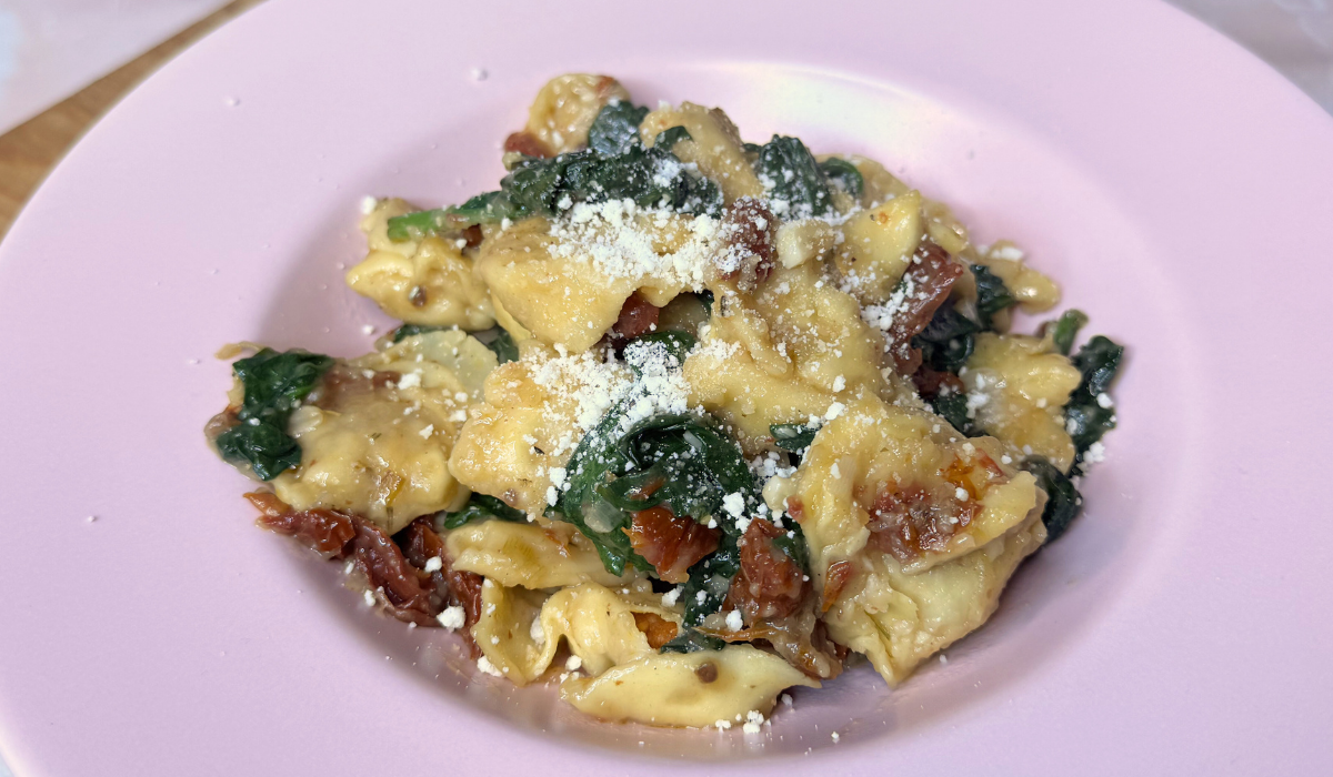 Tortellini con pomodorini secchi e spinaci