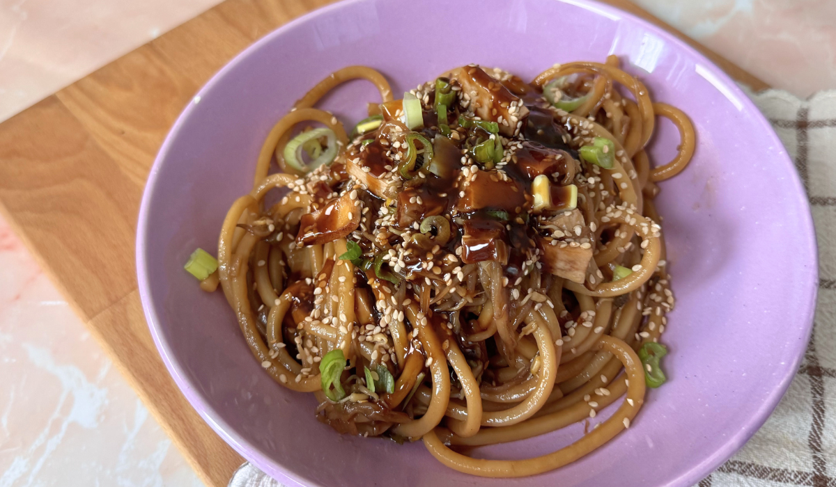 Spaghetti con tofu, germogli di soia e cipollotto
