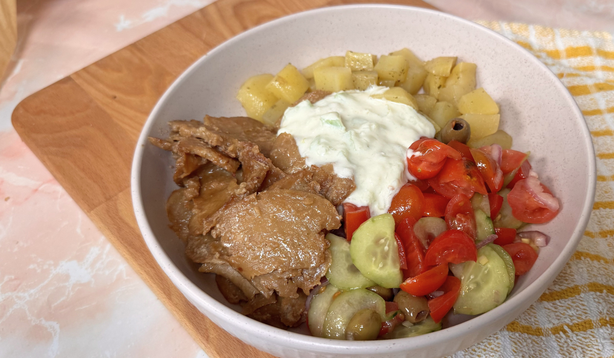 Seitan con patate, insalata fresca e tzatziki